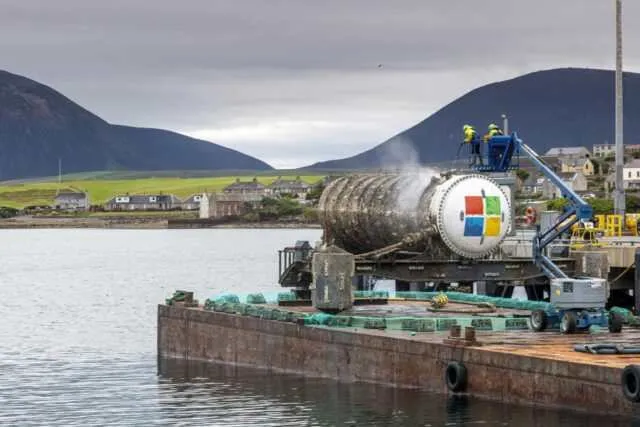 Vađenje Microsoft-ovog podvodnog data centra 2020. Vađenje Microsoft-ovog podvodnog data centra 2020.