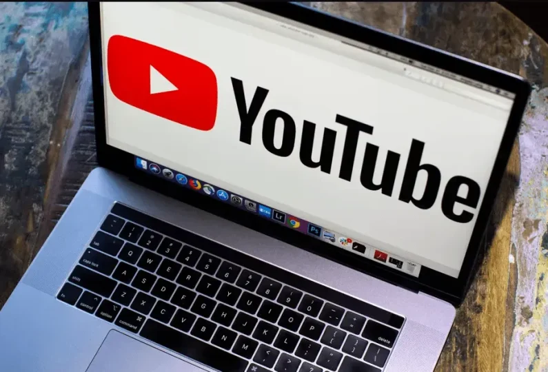 youtube logo na ekranu laptopa