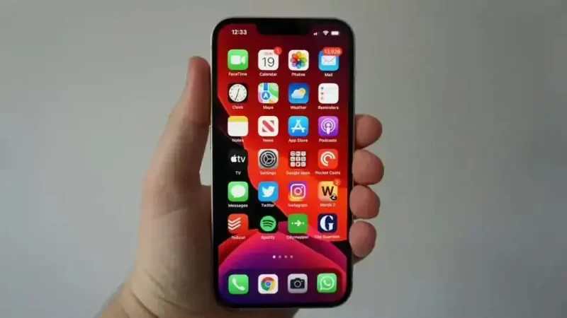 Ajfon 13 recenzija telefon u ruci Sajber Sfera IT Vesti, Gaming, Saveti, Vodiči