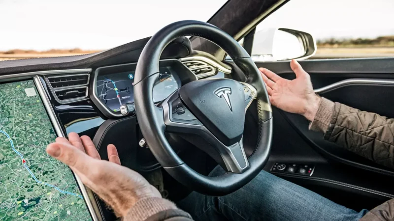 tesla sama vozi jpg Sajber Sfera IT Vesti, Gaming, Saveti, Vodiči
