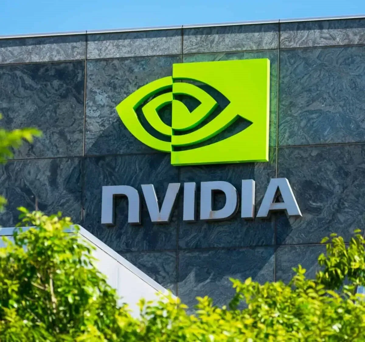 Nvidia obasipa Trampa pohvalama dok ruši Bajdenovo pravilo