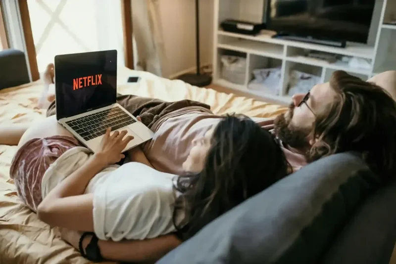 Netflix dodao više od 5 miliona novih pretplatnika 2 Muž i žena gledaju Netflix na krevetu