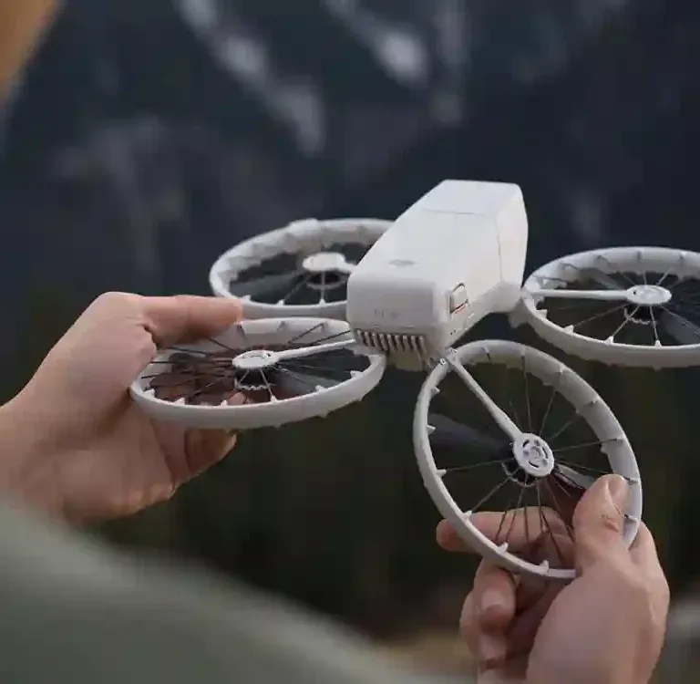DJI Flip Inovativni dizajn prve takve vrste izdvaja ovaj dron za fotografisanje iz vazduha i vlogging