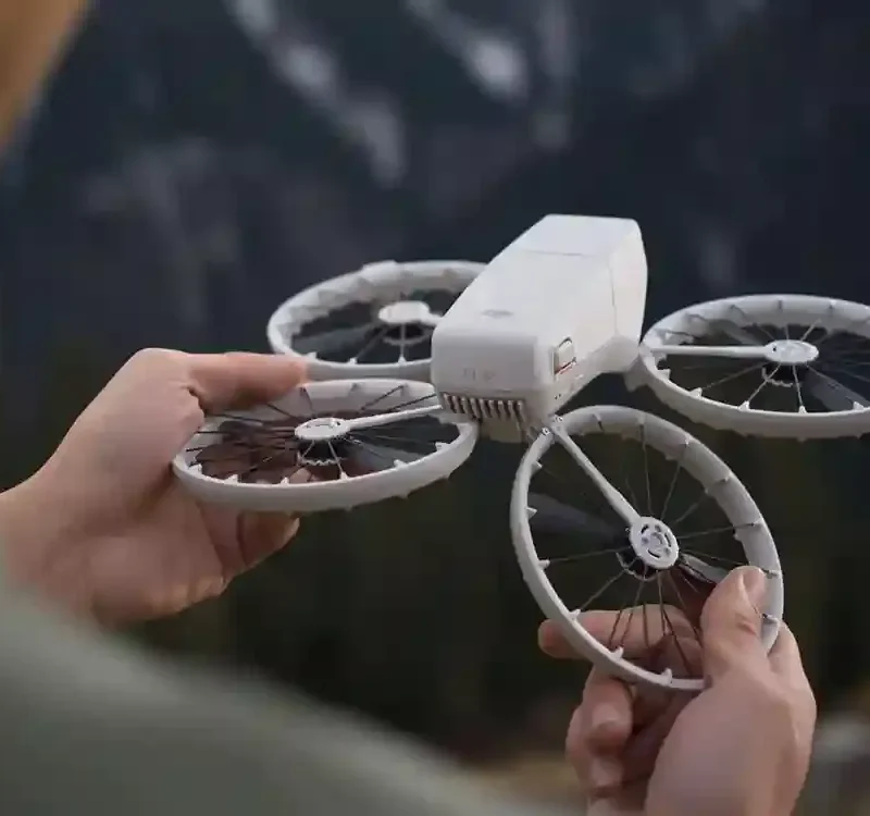 DJI Flip Inovativni dizajn prve takve vrste izdvaja ovaj dron za fotografisanje iz vazduha i vlogging