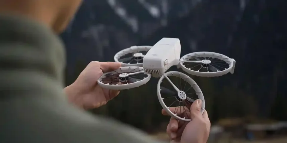 DJI Flip Inovativni dizajn prve takve vrste izdvaja ovaj dron za fotografisanje iz vazduha i vlogging