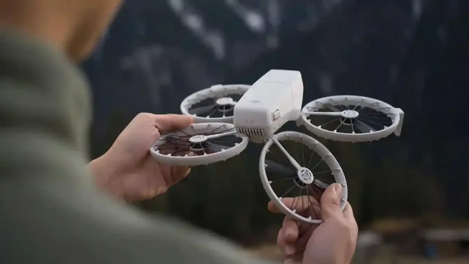 DJI Flip - Inovativni dizajn prve takve vrste 1 DJI Flip Inovativni dizajn prve takve vrste izdvaja ovaj dron za fotografisanje iz vazduha i vlogging