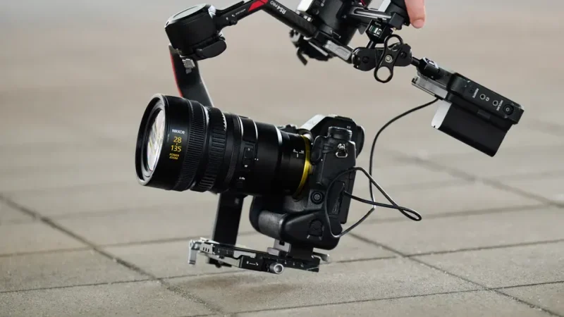 Nikon lansira dve jeftinije RED cinema kamere 1 Novi Nikkor Z 28-135mm F/4 PZ je sada dostupan – evo ga montiran na Nikon Z9 kameru i DJI RS4 Pro kardan, plus sočivo će biti direktno kompatibilno sa novim Z-mount RED kamerama. (Image credit: Nikon)