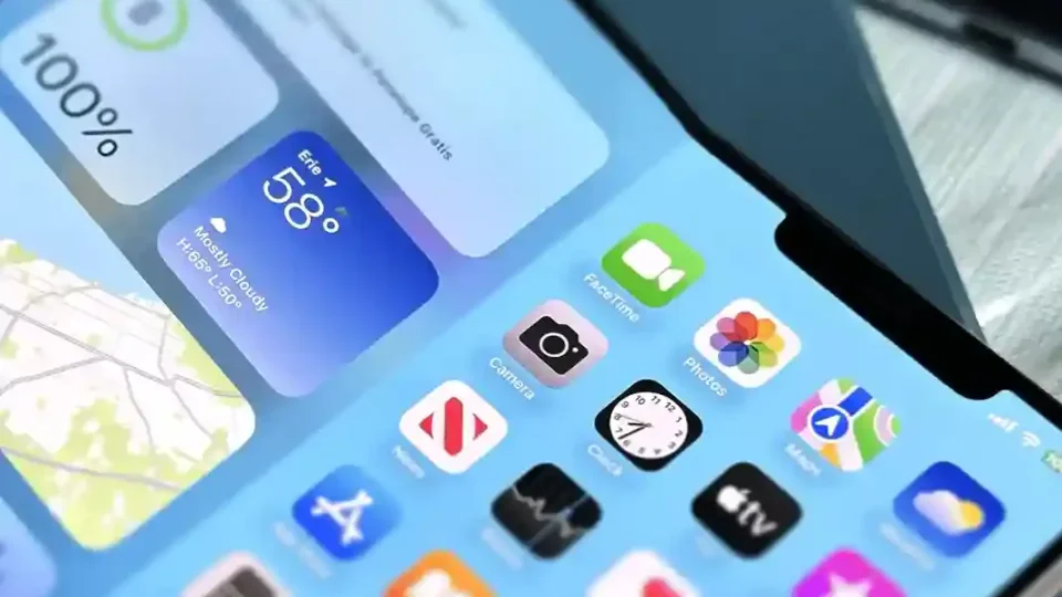 iPhone na preklop sa metalnim šarkama 1 iPhone na preklop sa metalnim staklenim šarkama za otpornost na savijanje