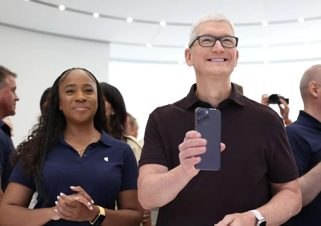 Tim Cook ostaje i u 2026. na čelu Apple-a 2 Objava Ajfona 2 puta godišnje