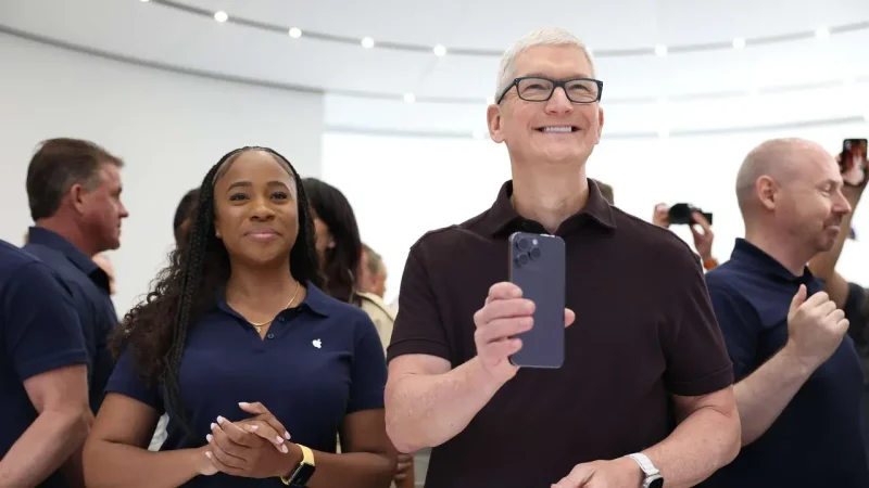 Tim Cook ostaje i u 2026. na čelu Apple-a 1 Objava Ajfona 2 puta godišnje