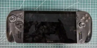 U ovom trenutku nije jasno koji softver ove konzole pokreću. Nagađa se da će oba pokretati Vindovs 11, sa Ksbok verzijom koja ima dublju integraciju u Microsoftov ekosistem igara. Microsoft održava konferenciju za programere, Build, kasnije ovog meseca, a Computek je zakazan za 20. maj. Stoga očekujte mnogo najava o softveru i igrama od Microsofta, Asusa i drugih kompanija.