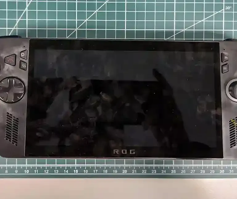 U ovom trenutku nije jasno koji softver ove konzole pokreću. Nagađa se da će oba pokretati Vindovs 11, sa Ksbok verzijom koja ima dublju integraciju u Microsoftov ekosistem igara. Microsoft održava konferenciju za programere, Build, kasnije ovog meseca, a Computek je zakazan za 20. maj. Stoga očekujte mnogo najava o softveru i igrama od Microsofta, Asusa i drugih kompanija.