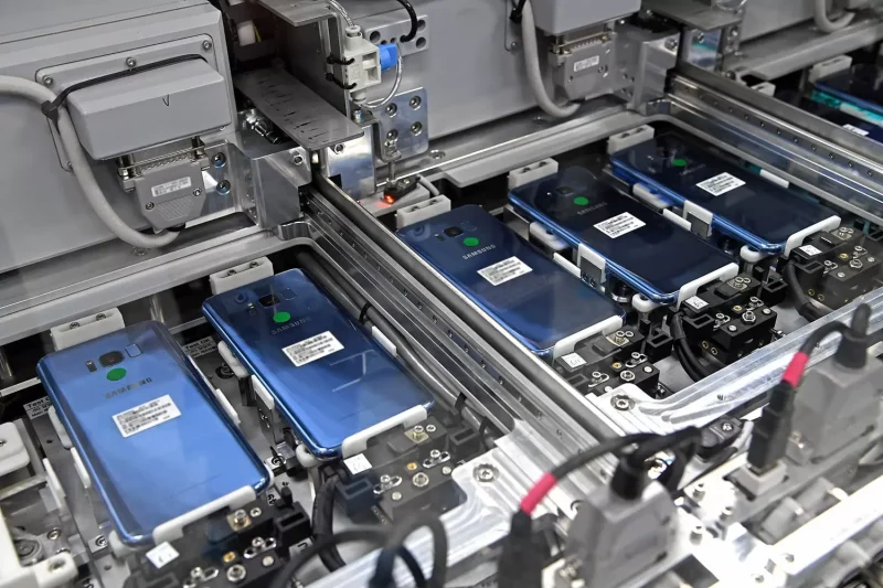 Samsung Galaxy Z Fold 7 u Srbiji 2 Tramp proširuje carinske pretnje na Samsung i druge proizvođače android pametnih telefona, nakon što je zapretio Eplu.