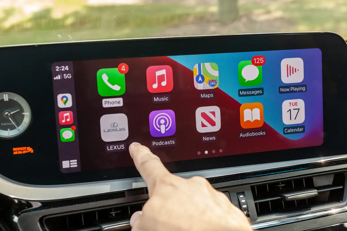 Strimovanje videa u CarPlay, stiže sa iOS 26, ali postoji caka... Da bi se izbeglo ometanje, funkcija će raditi samo kada je automobil parkiran.