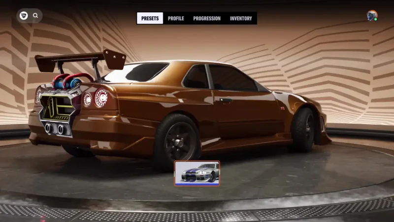 Rocket League Unreal Engine 6 1 Zlatno-smeđi sportski automobil Nissan Skyline R34 parkiran na terenu unutar igre Rocket League.