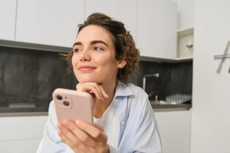 Viber uvodi 6 novih funkcija za Poslovne poruke 2 Devojka i telefon 2 Sajber Sfera IT Vesti, Gaming, Saveti, Vodiči