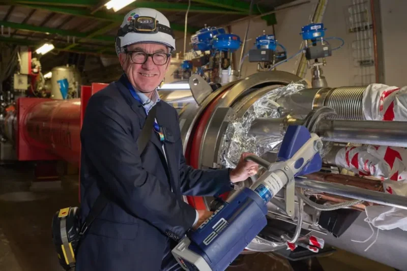 CERN počeo da rastavlja LHC 1 CERN počeo da rastavlja delove LHC-a