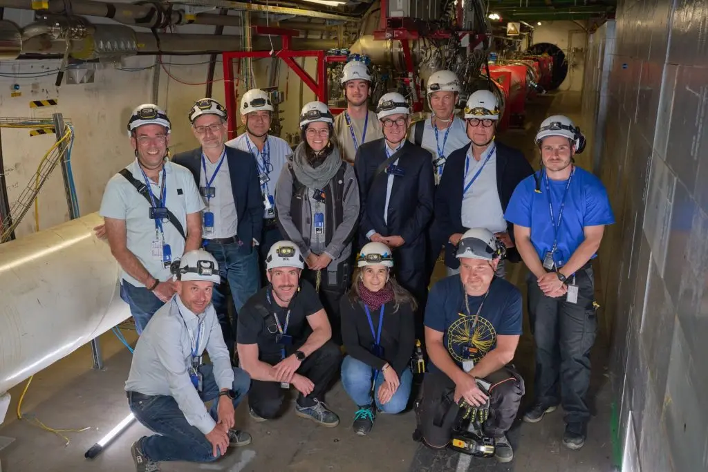 CERN počeo da rastavlja LHC 2 CERN-ovi radnici na rastavljanju LHC-a