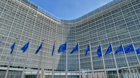 Zastave Evropske unije ispred zgrade Evropske komisije