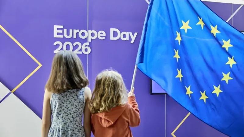 EU rok za uklanjanje rizične 5G opreme: zastava Evropske unije na događaju Evropske komisije