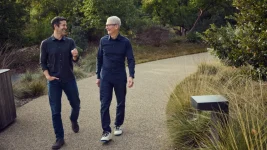 John Ternus i Tim Cook u Apple Parku tokom najave promene rukovodstva