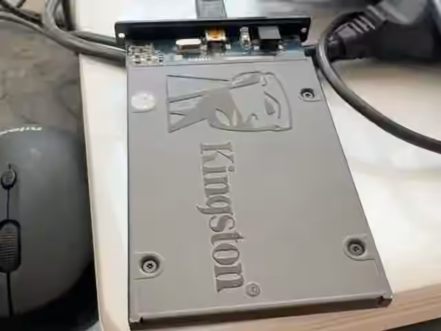 Kako preseliti Debian server bez reinstalacije – Kingston SATA SSD povezan preko USB adaptera