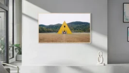 Samsung Art Store A24 kolekcija: kadar iz filma Midsommar prikazan na televizoru