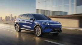 BYD ATTO 3 EVO vodič i električni SUV u vožnji