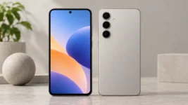 Moderan pristupačan pametni telefon sa velikim AMOLED ekranom i tri zadnje kamere