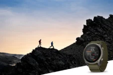 Garmin Enduro 4 GPS sat prikazan sprijeda i sa strane