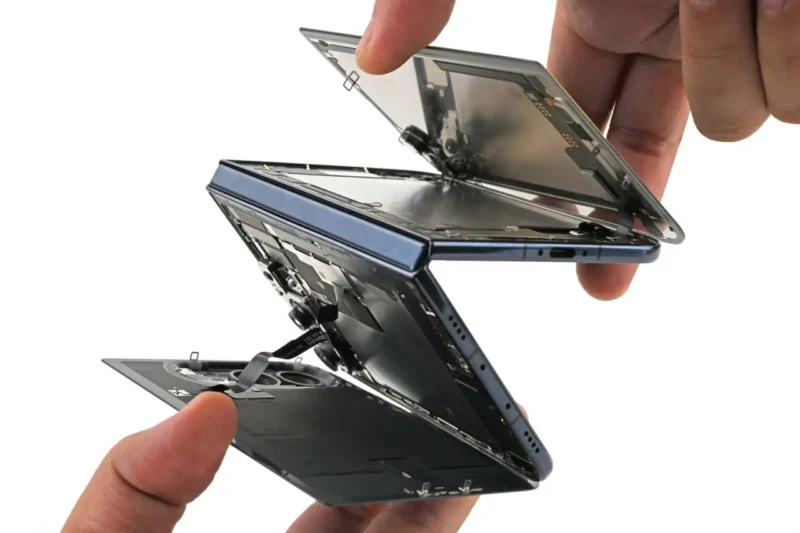 iPhone Duo šarka tokom rastavljanja