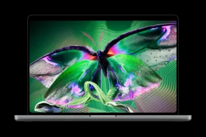 Novi MacBook Pro sa PROLED XDR OLED ekranom prikazuje šareni leptir