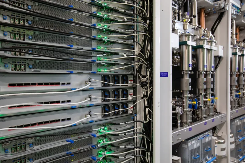 Microsoft Maia 300 AI čip u serverskom i rack sistemu