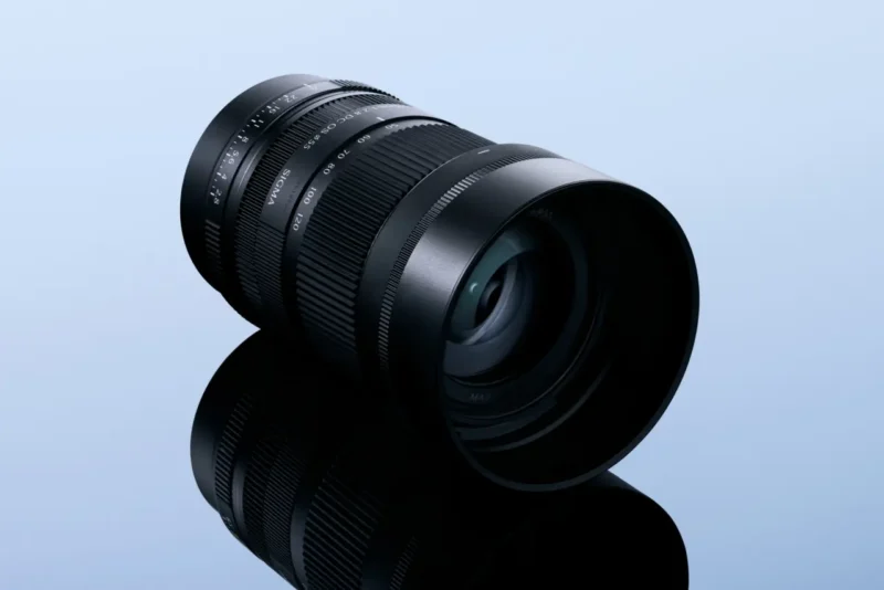Sigma 50-120mm F2.8 APS-C objektiv pored fotoaparata i dodatne opreme