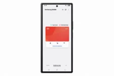 Samsung Wallet digitalni ključ na Galaxy telefonu pored automobila