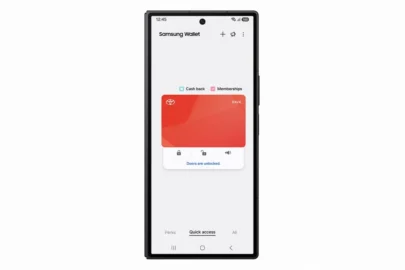 Samsung Wallet digitalni ključ na Galaxy telefonu pored automobila