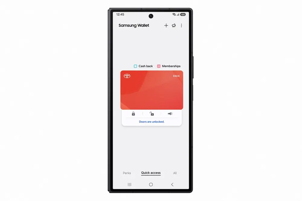 Samsung Wallet digitalni ključ na Galaxy telefonu pored automobila