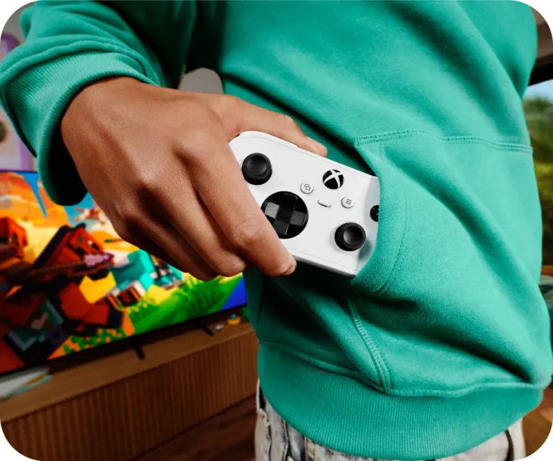 Xbox Nano Controller stiže u novembru 1 Xbox Nano Controller viri iz džepa i pokazuje svoju kompaktnu veličinu